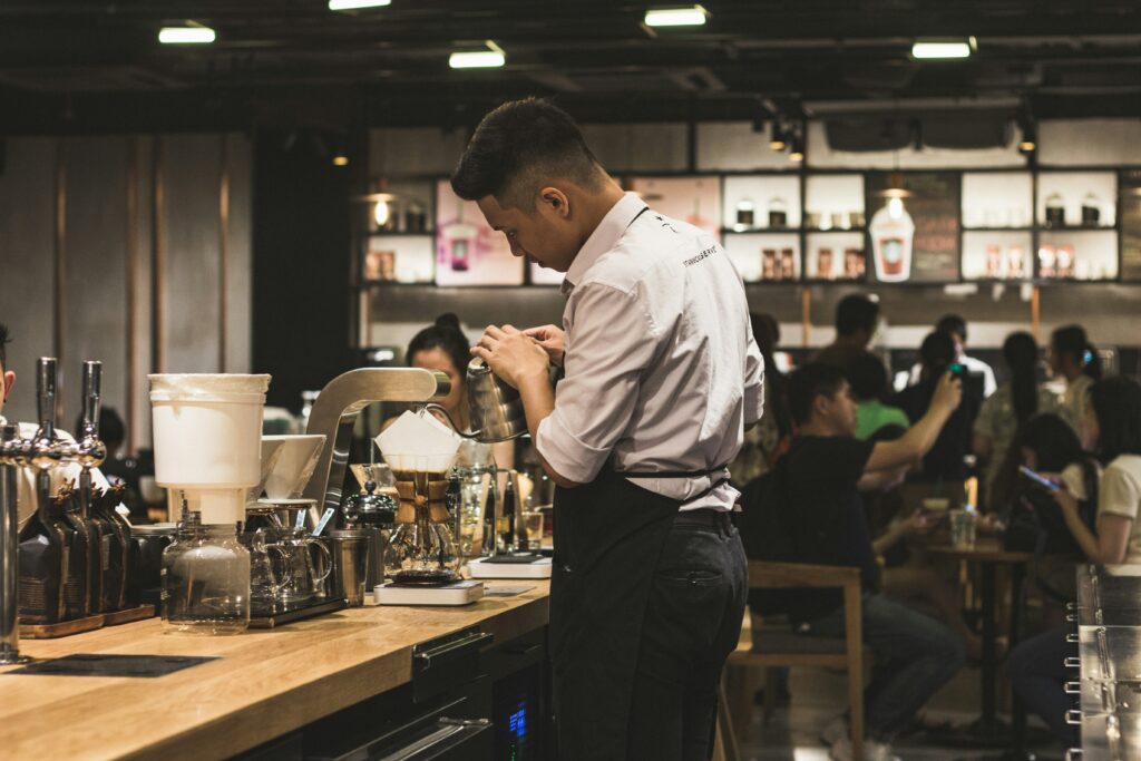 Mengenal Lebih Dalam Profesi Barista dan Tugasnya dalam Dunia Kopi